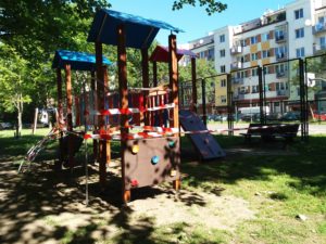 Read more about the article Przybywa zabawek plenerowych na placach zabaw