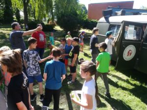 Read more about the article „Piątka” edukuje przez zabawę. Udane wakacje, to bezpieczne wakacje