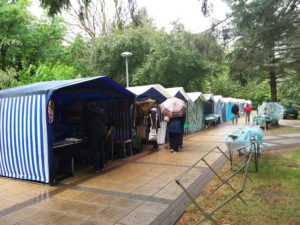 Read more about the article Deszczowy początek Alejki Artystycznej na Skwerze Pionierów