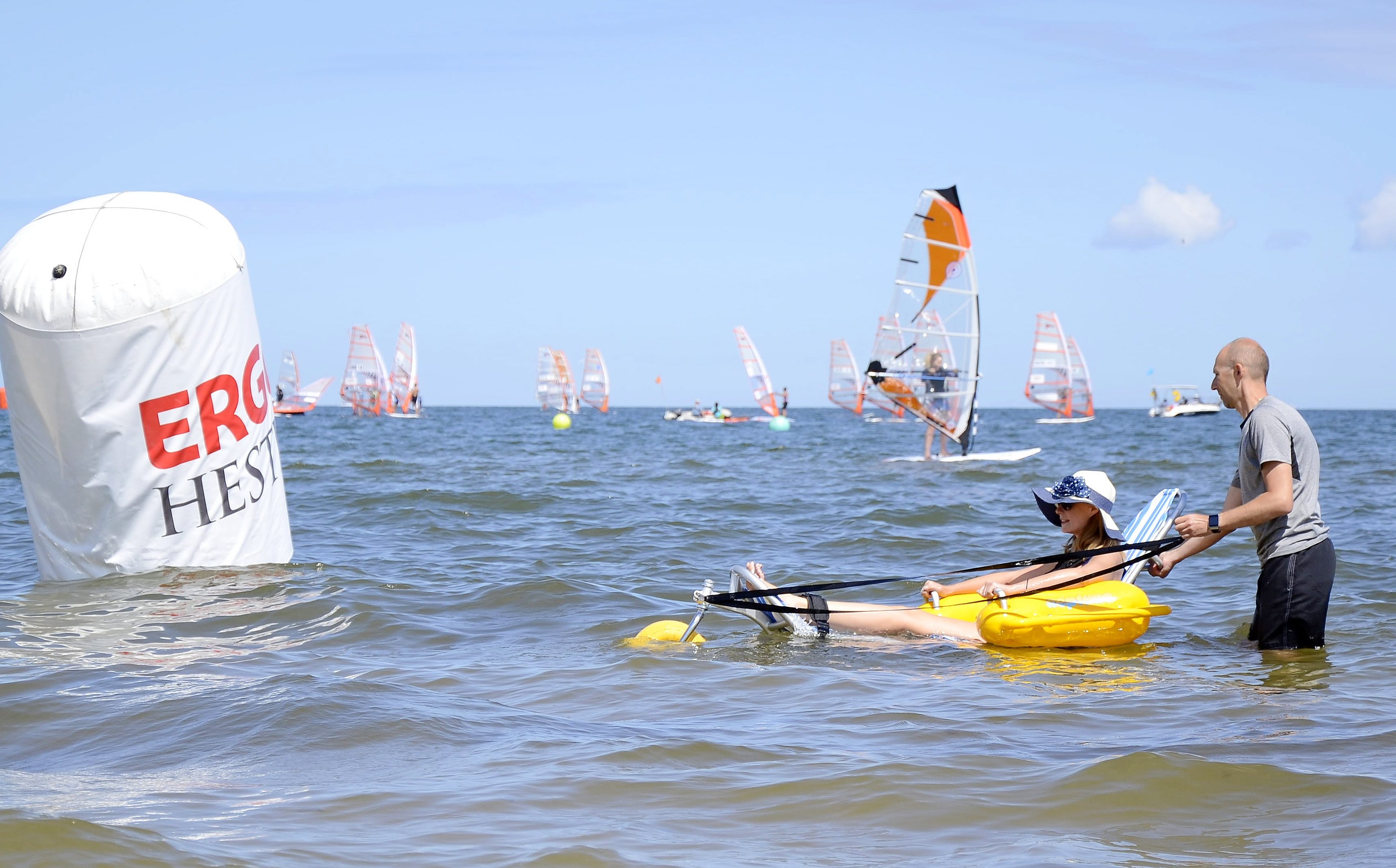 You are currently viewing Amfibia, wózek, który ułatwia niepełnosprawnym plażowanie, ma trafić również na kołobrzeską plażę