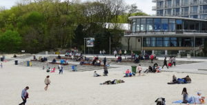 Read more about the article Gdzie będzie można pić „pod chmurką” nie narażając się na mandat? Miasto proponuje dwa takie miejsca