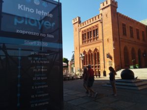 Read more about the article Kino plenerowe na dziedzińcu ratusza. 100 leżaków dla widzów i darmowy popcorn