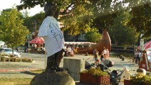 Read more about the article Happening KODu również w Kołobrzegu. Turystka i Mały Rybak w koszulce z napisem „Konstytucja”