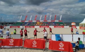 Read more about the article Dziś, jutro, pojutrze i w niedzielę charytatywne mecze w piłkę plażową. Zbieramy na terapię Antosia