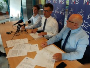 Read more about the article Kto ma dostęp do pieczątki z podpisem prezydenta Kołobrzegu? Magistrat: Pieczęć jest zamknięta w szufladzie