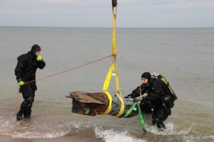 Read more about the article Bomby z plaży w Podczelu zabrał bombowóz. Zostaną zdetonowane na poligonie (zdjęcia)