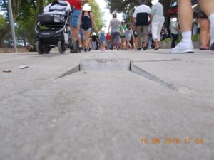 Read more about the article Deptak przed molo miał być wizytówką miasta. Po trzech latach zaczyna sprawiać kłopoty