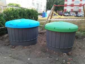 Read more about the article Trwa instalacja estetycznych gniazd na papier i szkło. Dzwony czekają przenosiny