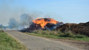Read more about the article Pracowite dni Straży Pożarnej. 24-godzinna akcja i gapie utrudniający pracę strażakom