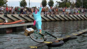 Read more about the article XIX Zawody w jeździe rowerem po desce na wodzie (zdjęcia)