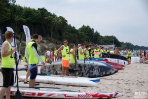 Read more about the article Stand Up Paddle Boarding coraz popularniejszy. Za nami drugie regaty w Kołobrzegu (zdjęcia)