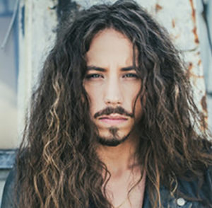 Read more about the article Niedziela, amfiteatr w Ustroniu Morskim, koncert Michała Szpaka, godz. 20, bilety 50 zł