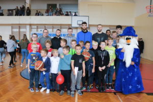 Read more about the article Czarodzieje z Wydm z wizytą w „Siódemce”. Zawodnicy odpowiadali m.in. na pytanie ,,co trzeba jeść, żeby tak urosnąć?”