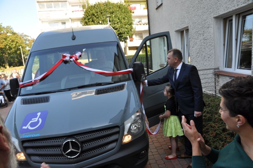 You are currently viewing „Okruszek” ma nowy autobus do przewozu dzieci i młodzieży