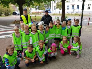Read more about the article Policjanci edukowali najmłodszych jak bezpiecznie pokonać drogę do szkoły