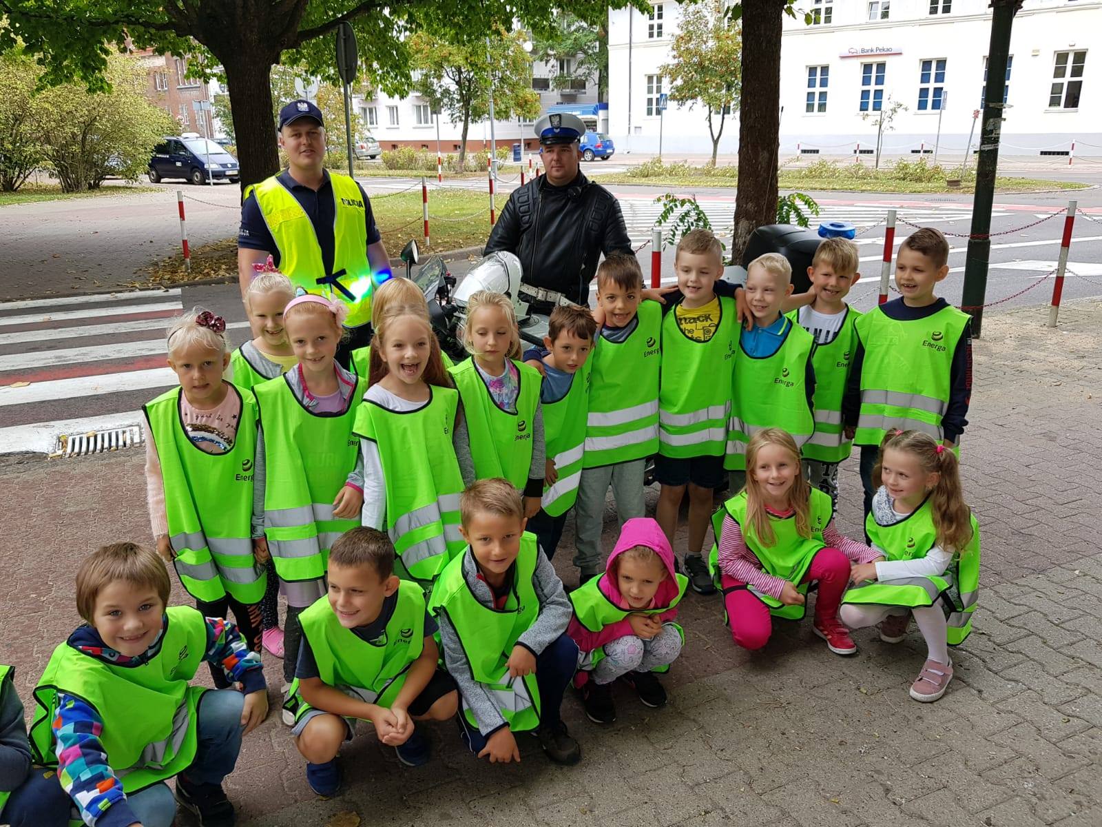 You are currently viewing Policjanci edukowali najmłodszych jak bezpiecznie pokonać drogę do szkoły