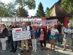 Read more about the article Na Beatę Szydło czekali protestujący. Skandowali „Konstytucja!” i „Demokracja!”