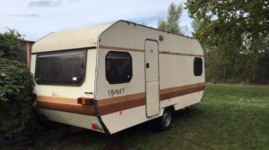 Read more about the article Przyczepa campingowa stanęła na działce u babci. Wkrótce będzie to awaryjny dom dla bezdomnych zwierząt