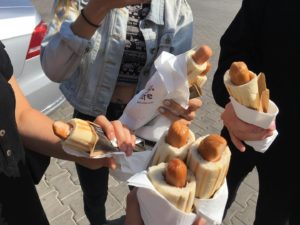 Read more about the article Nowość: wegetariańskie hot dogi na kołobrzeskiej stacji Orlen. Nasi weganie już je testowali