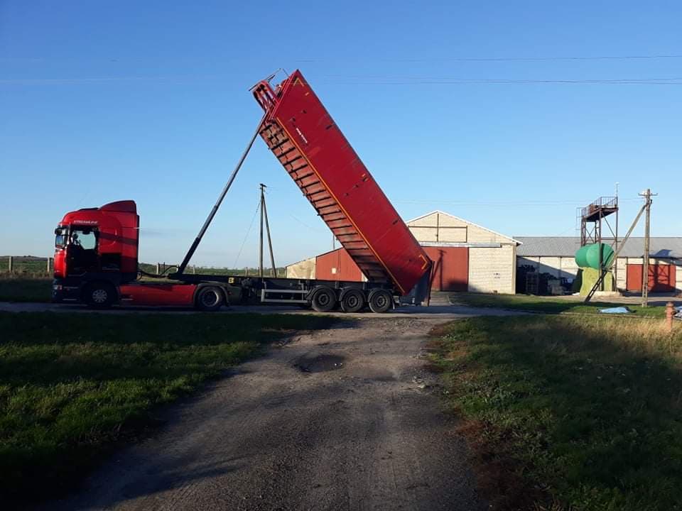 You are currently viewing Tragiczny wypadek. Kierowca pojazdu ciężarowego zahaczył o linie wysokiego napięcia. Zmarł na miejscu