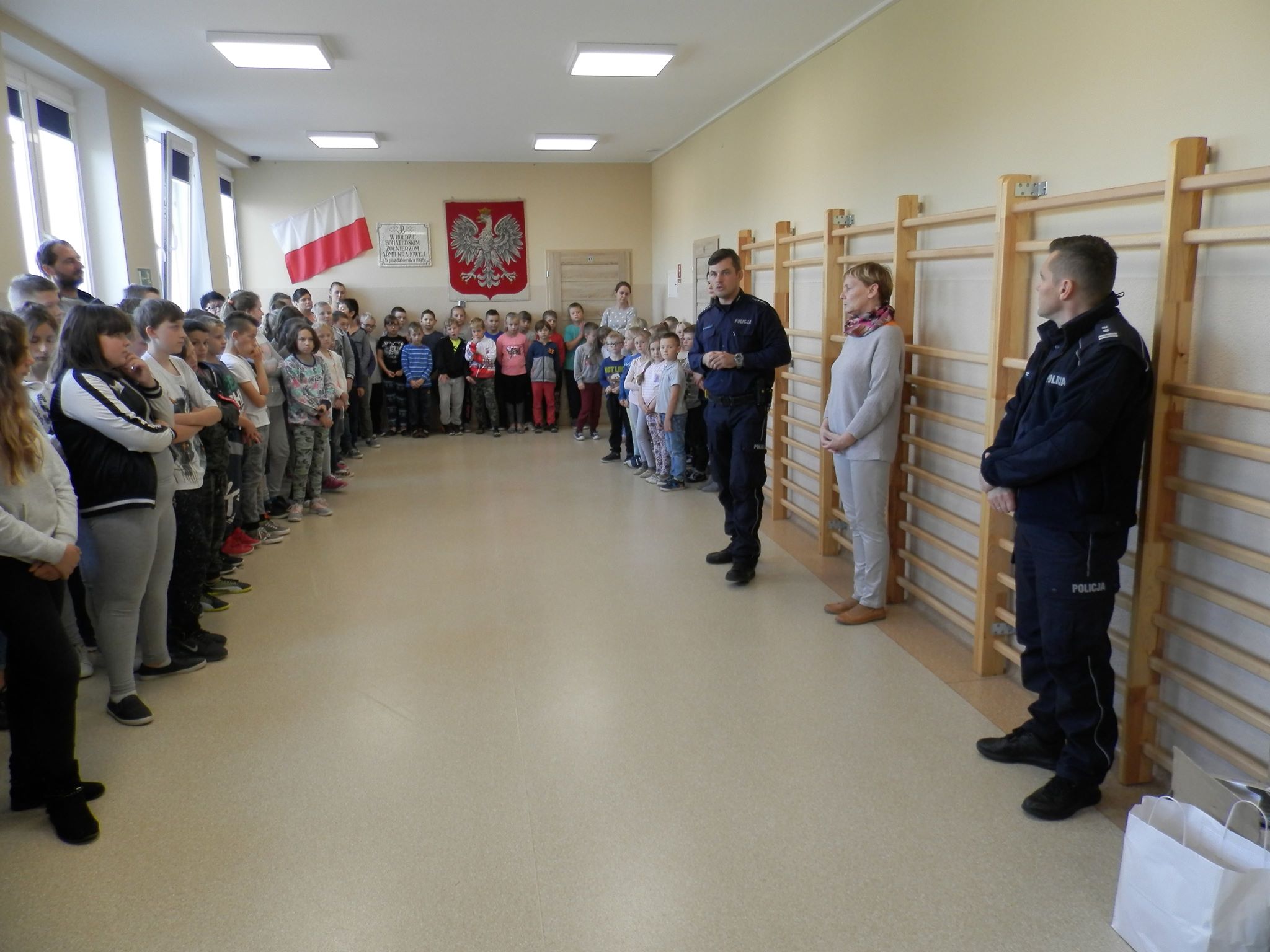 You are currently viewing Piórniki i zeszyty od kołobrzeskiej policji dla uczniów podstawówki z Charzyna