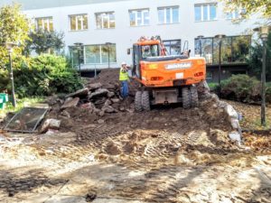 Read more about the article Schody do szpitala wyburzone. Ruszyła budowa nowego wejścia