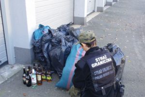 Read more about the article Garaż pełen nielegalnej krajanki tytoniowej wartej blisko 100 tys. zł