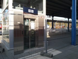 Read more about the article Winda na dworcu PKP wciąż nieczynna. Osoby niepełnosprawne i obładowane bagażami mają problem