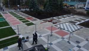 Read more about the article Duży plac przed Muszelką z szachownicą i fontanną. To nie koniec inwestycji w tym miejscu