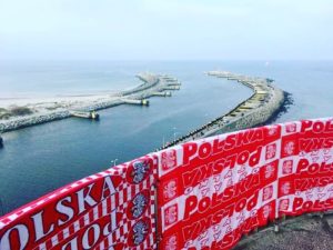 Read more about the article Harcerze zawiesili na latarni morskiej 30-metrowy szalik w narodowych barwach