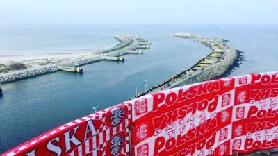 Harcerze zawiesili na latarni morskiej 30-metrowy szalik w narodowych barwach