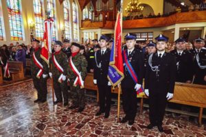 Read more about the article Ustronie Morskie dla Niepodległej. Mieszkańcy m.in. ułożyli żywy kontur granic Polski