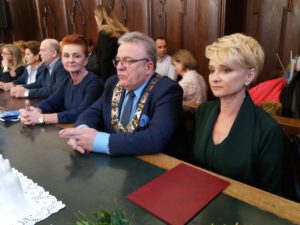 Read more about the article Anna Mieczkowska ślubowała i odebrała klucze do bram Kołobrzegu. Będzie rządzić miastem przez następne 5 lat (wideo)