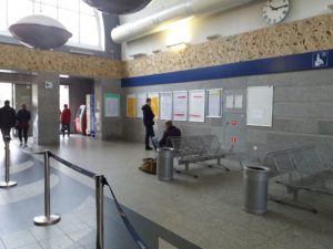 Read more about the article PKP zawiesiło niżej tablice z rozkładem jazdy pociągów. Odczytanie informacji nie sprawia już kłopotu pasażerom