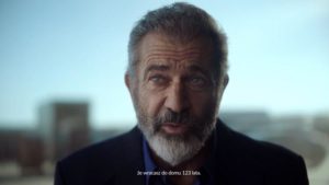 Read more about the article Świat świętuje z Polską. Aktorzy serialu „Wikingowie” składają życzenia i Mel Gibson w spocie Polskiej Fundacji Narodowej. Zobacz wideo