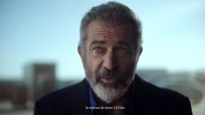 Świat świętuje z Polską. Aktorzy serialu „Wikingowie” składają życzenia i Mel Gibson w spocie Polskiej Fundacji Narodowej. Zobacz wideo