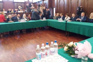 Read more about the article 21 radnych złożyło dziś ślubowanie. 10 zdecydowało się dodać „Tak mi dopomóż Bóg” (wideo)