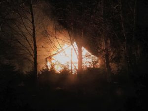 Read more about the article Pożar w Gościnie. Strażakom pracę utrudniał silny wiatr