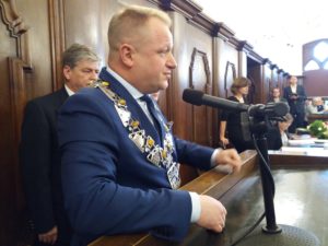 Read more about the article Klub radnych PiS zrobił dziś ukłon w kierunku Jacka Woźniaka pomagając mu zostać przewodniczącym Rady Miasta