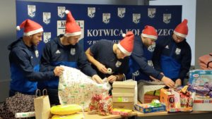 Read more about the article Piłkarska Kotwica przygotowała paczki dla najmłodszych. Dziś trafiły do dzieci (zdjęcia)