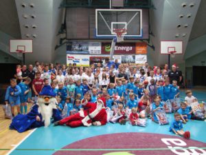 Read more about the article ,,Mikołajki z Energą i Kotwicami”. To był pracowity dzień dla Mikołaja. Rozdał 125 paczek! (zdjęcia)