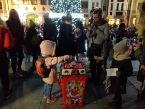 Read more about the article Miejska choinka na placu Ratuszowym już świeci. Podajemy też gdzie teraz stoi skrzynka na listy do św. Mikołaja (wideo)