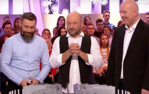 Read more about the article Wygrali w „Kole Fortuny” i od razu oddali pieniądze kołobrzeskiemu „Okruszkowi”