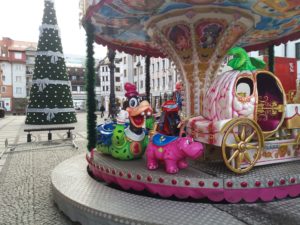 Read more about the article Na placu Ratuszowym jest montowany świąteczny Lunapark. Karuzele i kolejka dla dzieci za darmo