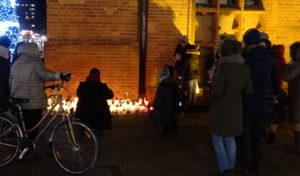 Read more about the article Kołobrzeżanie przyszli wczoraj pod ratusz i zapalili znicze, by uczcić pamięć Pawła Adamowicza