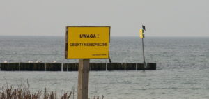 Read more about the article Wiemy już co było w podejrzanym pojemniku, który morze wyrzuciło na plażę w Grzybowie