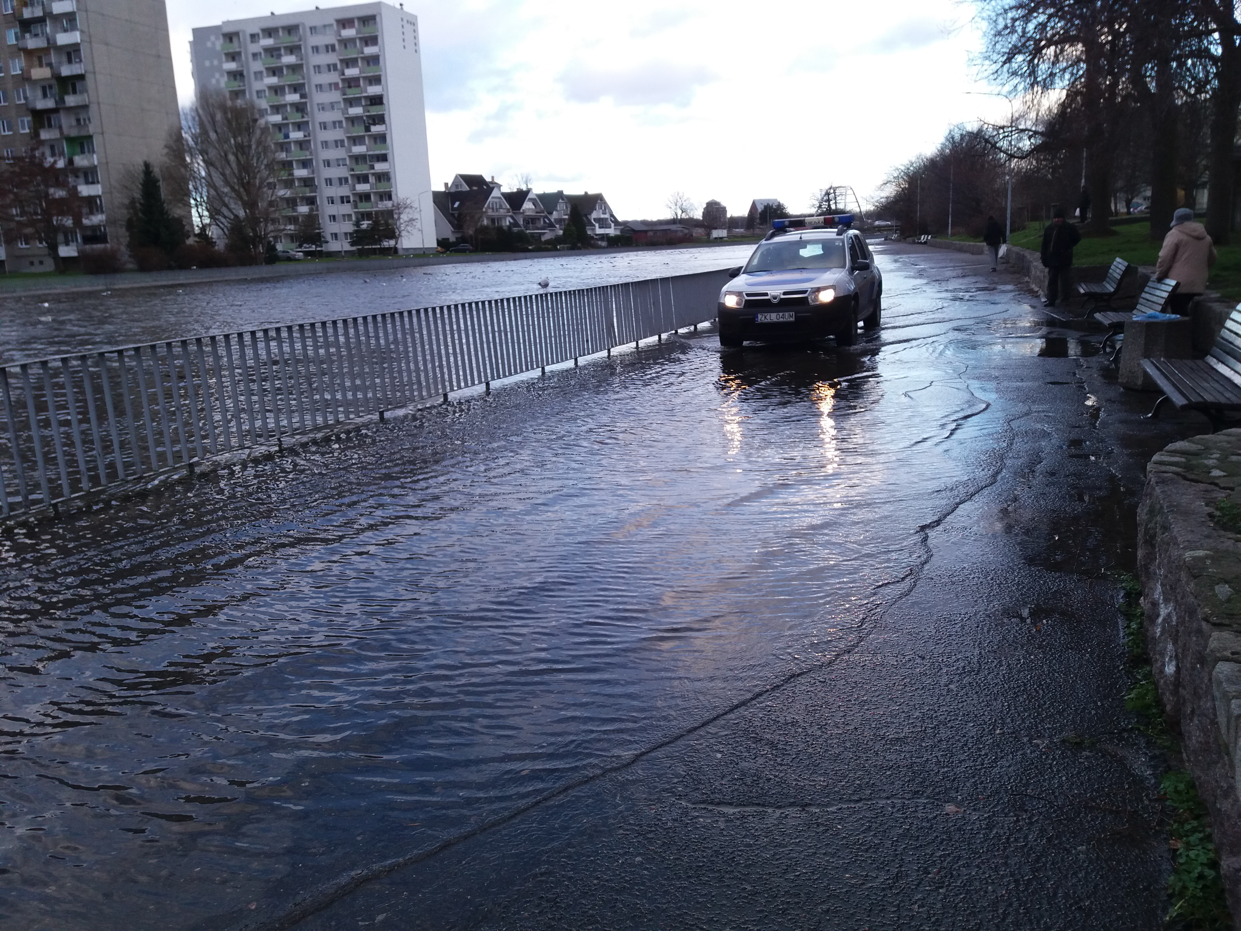 You are currently viewing Cofka. Woda zalewa bulwar im. Marynarzy Okrętów Pogranicza (zdjęcia)