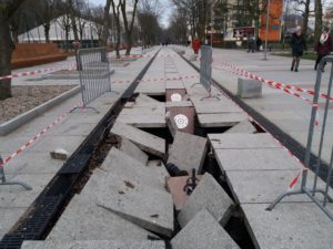 Read more about the article Fontanna przy kortach tenisowych znowu zniszczona. Miasto szuka sprawcy na monitoringu