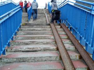 Read more about the article Kiedy remont kładki nad torami? Betonowe schody coraz bardziej kruszeją