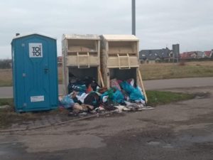 Read more about the article Znikają kolejne pojemniki na używane ubrania, bo są nieestetyczne. Gdzie teraz oddać niepotrzebne rzeczy?